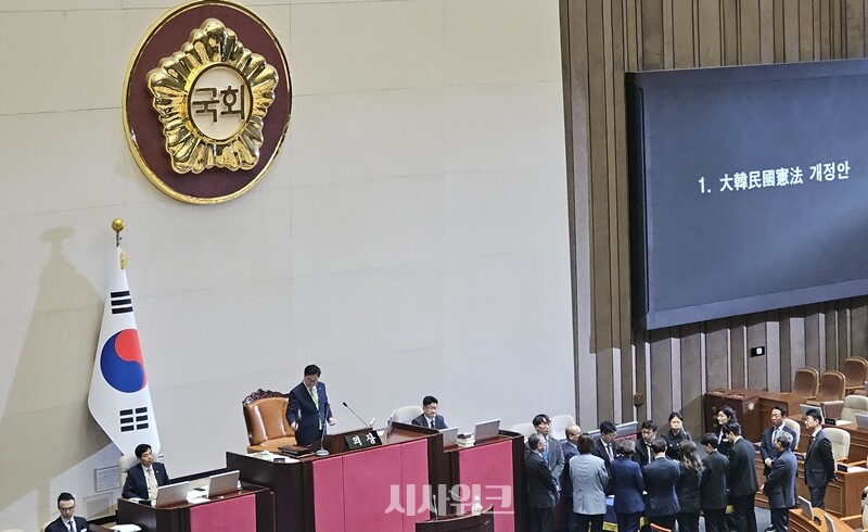 우원식 국회의장이 7일 국회 본회의에서 헌법개정안 표결과 관련한 ‘투표 불성립’을 선언하고 있다. / 전두성 기자