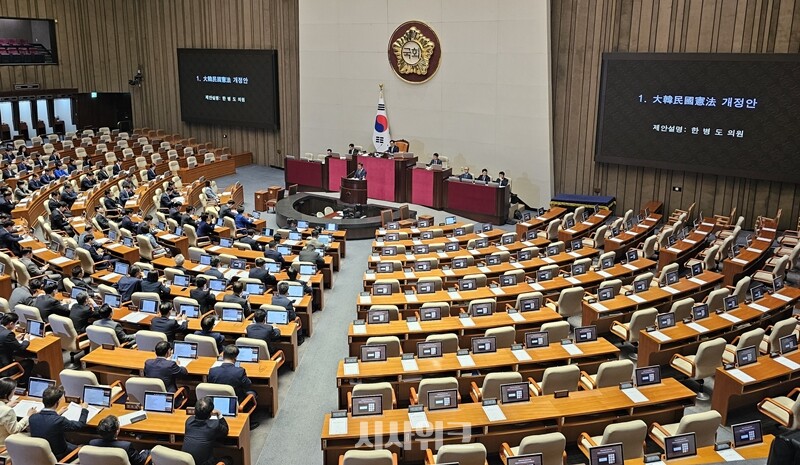 7일 국회 본회의에 헌법개정안이 상정된 가운데, 국민의힘 의원석이 비어있다. / 전두성 기자