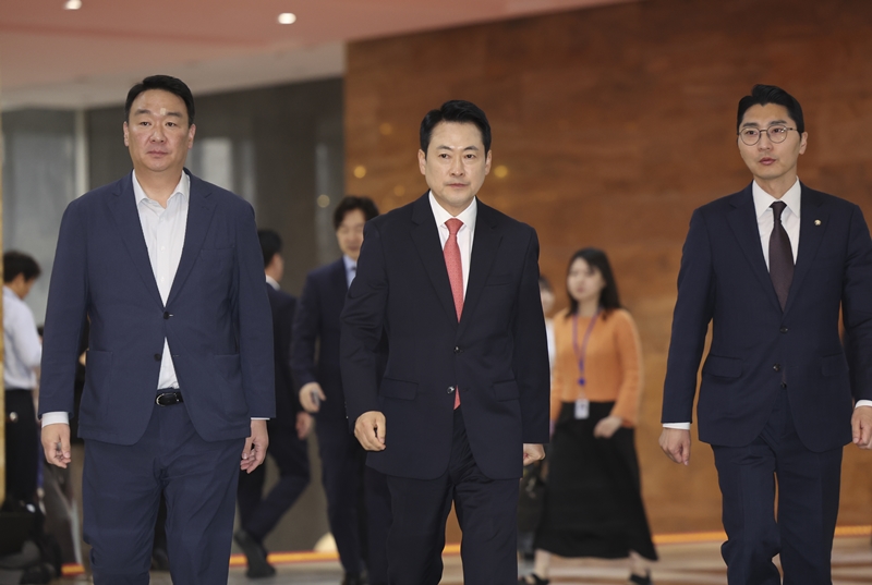 장동혁(가운데) 국민의힘 대표가 7일 오후 국회에서 열린 의원총회에 참석하기 위해 이동하고 있다. / 뉴시스