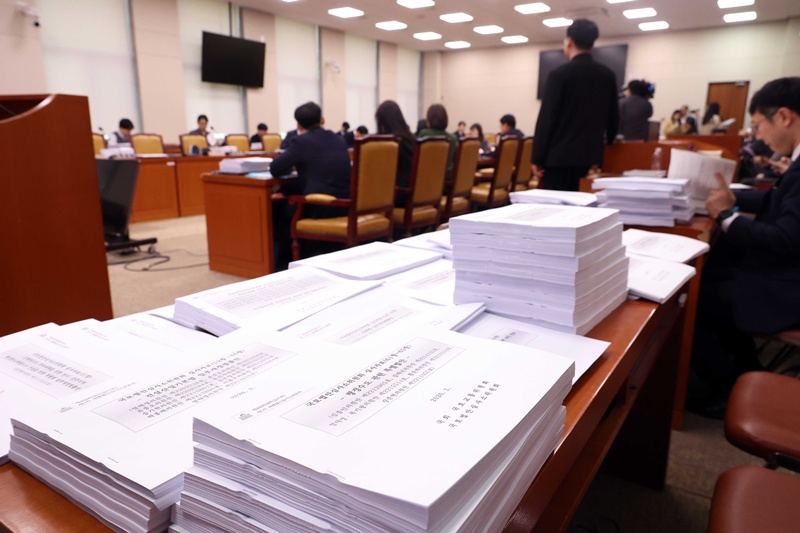 지난달 30일 오전 서울 여의도 국회에서 열린 국토위원회 국토법안소위원회에 행정수도 관련 특별법안 등 논의안건들이 수북이 쌓여있는 모습이다. / 뉴시스