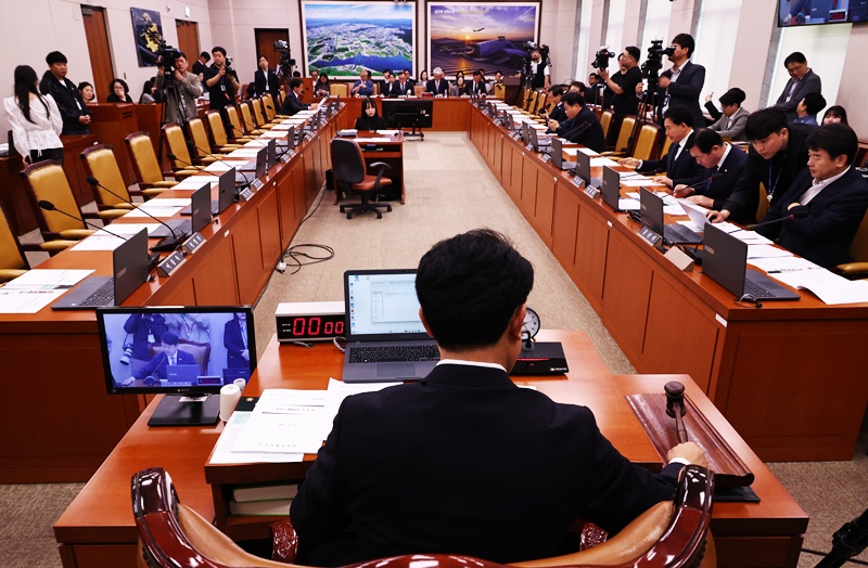복기왕 국회 국토교통위원회 더불어민주당 간사가 7일 오전 서울 여의도 국회에서 열린 행정수도 특별법안 관련 공청회에서 의사봉을 두드리고 있다. 국민의힘 의원석이 비어있다. / 뉴시스