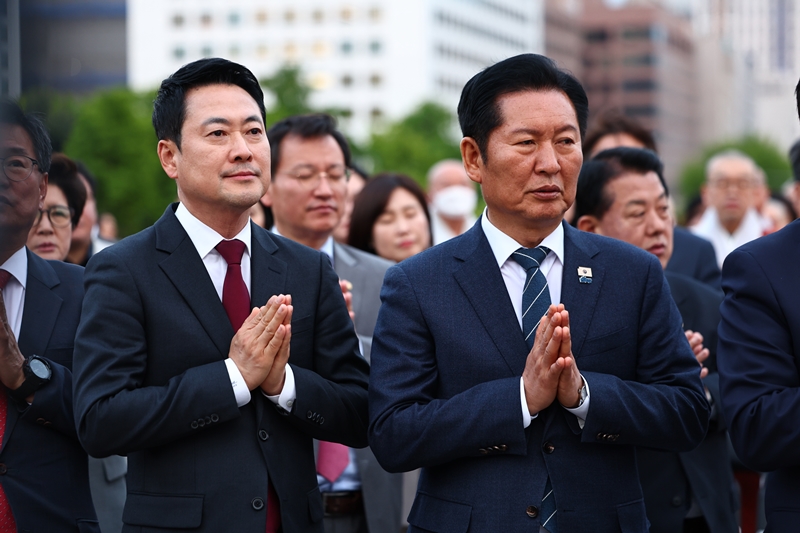 여야가 최근 여론전에 집중하는 모습이다. 사진은 장동혁 국민의힘 대표(왼쪽)와 정청래 더불어민주당 대표가 지난달 30일 국회에서 열린 '국회정각회 부처님오신날 봉축점등식'에서 합장하고 있는 모습. / 뉴시스