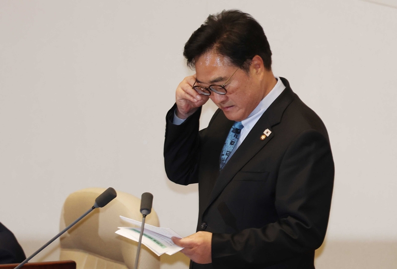 우원식 국회의장이 8일 오후 서울 여의도 국회에서 열린 제435회국회(임시회) 제2차 본회의에서 국민의힘의 대한민국헌법 개정안 표결 불참과 민생법안 필리버스터 신청에 유감을 표명하고 눈물을 훔치고 있다. / 뉴시스