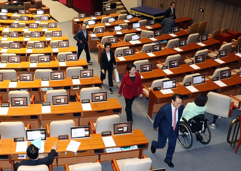 우원식 국회의장이 8일 오후 서울 여의도 국회에서 열린 제435회국회(임시회) 제2차 본회의에서 국민의힘의 대한민국헌법 개정안 표결 불참과 민생법안 필리버스터 신청에 유감을 표명하자 국힘의원들이 회의장을 떠나고 있다. / 뉴시스