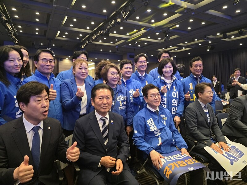 정청래 대표가 행사장에 입장하자 후보자들은 일제히 ‘정청래’를 연호했다. / 사진=김소은 기자