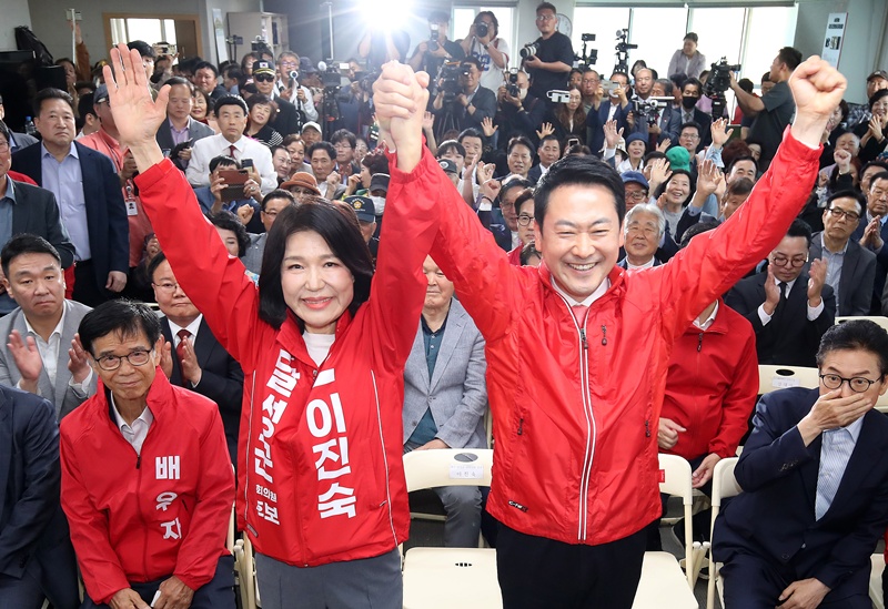 컷오프(공천 배제)에 반발하며 무소속 출마 가능성까지 시사했던 이진숙 전 방통위원장은 추경호의 대구시장 출마로 공석이 된 대구 달성군 보궐선거 후보로 공천됐다. 사진은 지난 10일 이진숙 후보 선거사무소 개소식에서 기념촬영을 하는 장동혁 대표와 이 후보의 모습. / 뉴시스