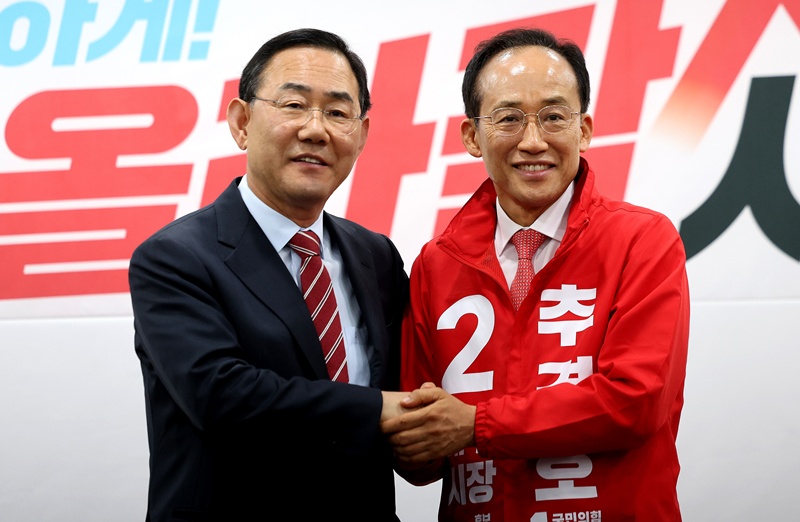 대구시장 불출마 선언 이후 2선으로 물러섰던 주호영 의원은 지난 8일 국민의힘 대구시당의 총괄 선거대책위원장직을 수락하며 추경호 후보에 힘을 실었다. 사진은 주호영 의원이 지난 8일 국민의힘 대구시당 당사에서 선거대책위원회 총괄선대위원장 수락 의사를 밝히는 기자회견을 마친 뒤 추경호 후보와 기념촬영을 하는 모습. / 뉴시스