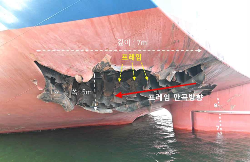외교부는 10일 "호르무즈 해협에 정박중이던 HMM 나무호 관련 정부 합동 조사단이 현장 조사를 지난 8일 실시했다"며 "조사 결과 지난 4일 미상의 비행체가 HMM 선미를 타격한 것으로 확인됐다"고 밝혔다. 사진은 미상의 비행체 타격으로 훼손된 나무호 선미 외판 모습. (사진=외교부 제공) / 뉴시스