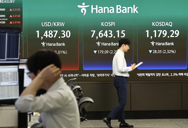 코스피지수가 8,000선 돌파를 목전에 두고 하락세를 보였다. 사진은 하나은행 딜링룸. / 뉴시스