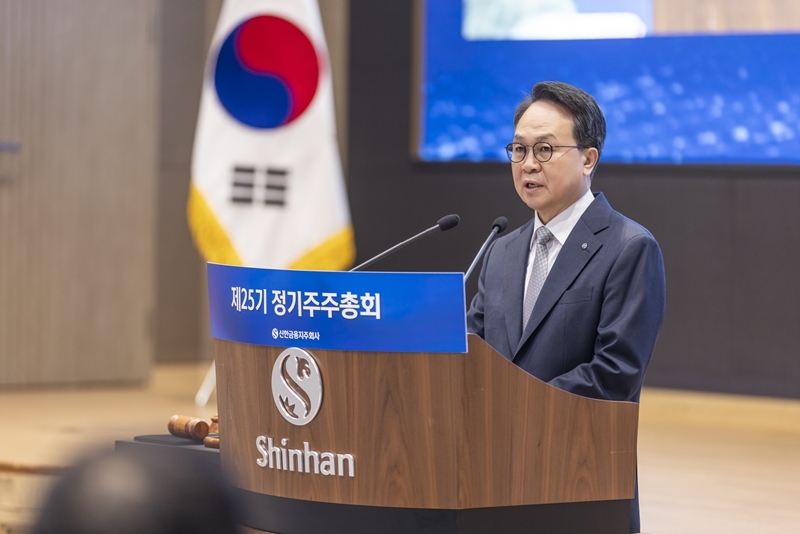 진옥동 신한금융그룹 회장이 해외 투자자와 소통 강화에 적극 나서고 있다. /  신한금융그룹