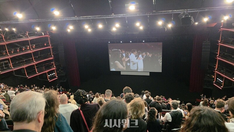 영화가 끝난 후 약 7분간 기립박수가 이어졌다. / 칸(프랑스)=이영실 기자