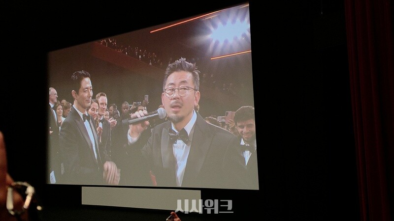 영화 ‘호프’가 칸 국제영화제를 통해 베일을 벗었다. 공식 상영 직후 관객들에게 감사 인사를 전하고 있는 나홍진 감독. / 칸(프랑스)=이영실 기자