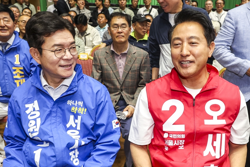 정원오 더불어민주당 서울시장 후보가 최근에 발생한 ‘수도권광역급행철도(GTX)-A 삼성역 구간 철근 누락’ 논란을 고리로 오세훈 국민의힘 서울시장 후보의 책임론을 부각하고 있다. 사진은 정 후보와 오 후보가 지난 16일 서울 송파구 잠실실내체육관에서 열린 서울시민체육대축전 개막식에 참석해 자리에 앉아 있는 모습. / 뉴시스