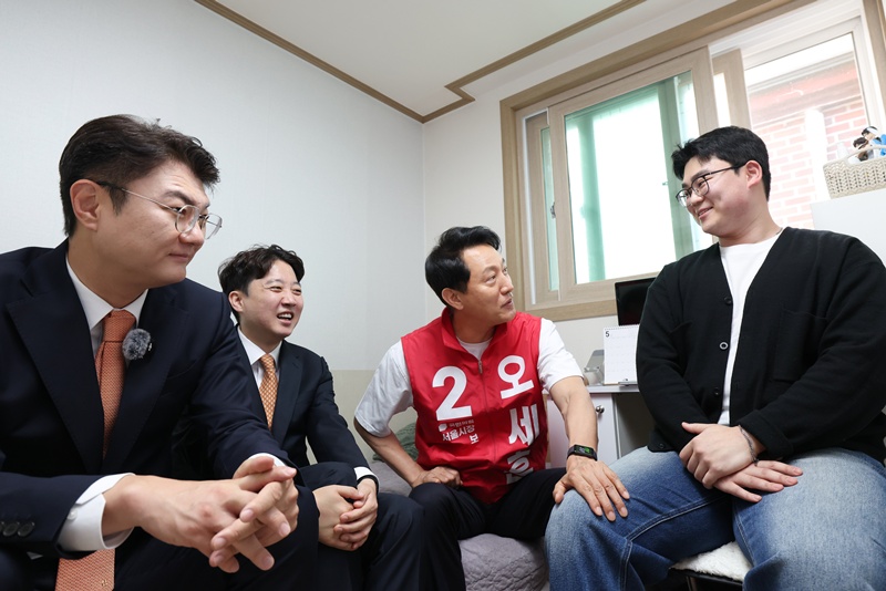 오세훈 국민의힘 서울시장 후보와 이준석 개혁신당 대표, 김정철 서울시장 후보가 16일 오전 서울 노원구의 원룸을 찾아 자취하는 대학생과 만나 애로사항을 청취했다./ 사진=오세훈 후보 캠프