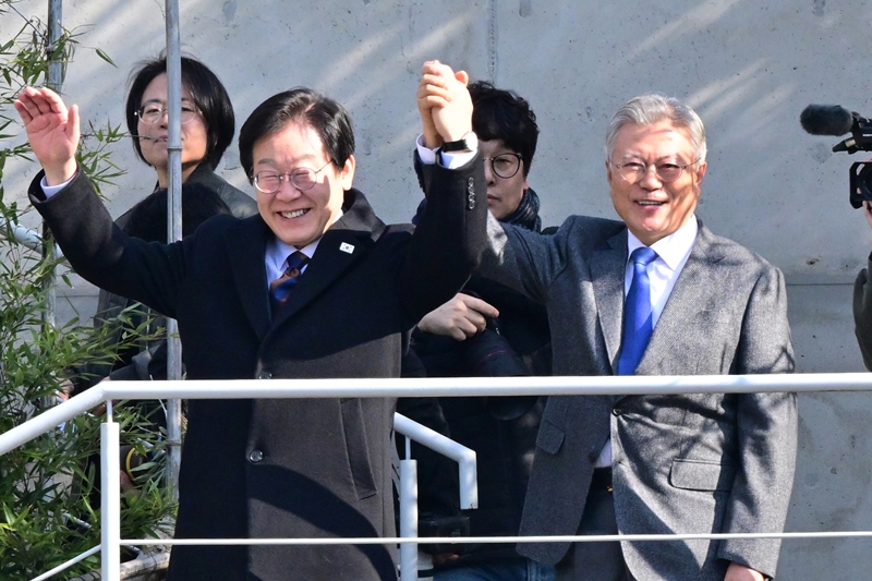 2025년 1월 30일 더불어민주당 이재명 대표가 경남 양산시 평산마을 대통령 사저를 찾아 문재인 전 대통령과 지지자들을 향해 손을 들어 보이고 있다. / 뉴시스