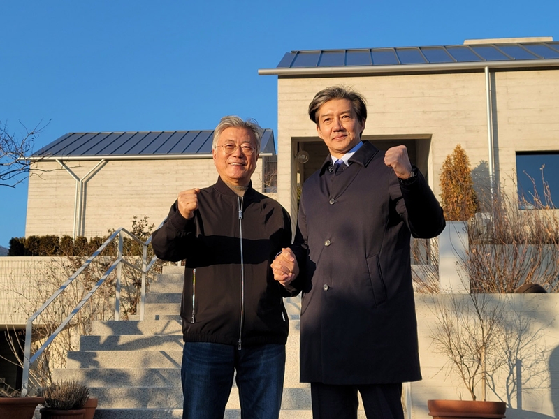 조국 평택을 후보가 2024년 2월 12일 경남 양산 평산마을에서 문재인 전 대통령을 예방하고 있다. (사진= 조국 후보 제공) / 뉴시스