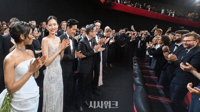 제79회 칸 국제영화제 경쟁부문에 초청된 ‘호프’는 17일(현지시간) 오후 9시 30분 프랑스 칸 뤼미에르 대극장에서 처음 공개됐다. 상영 종료 후에는 약 7분간 기립박수가 이어졌다. 기립박수가 시작되자 나홍진 감독은 객석을 둘러보며 관객들에게 감사 인사를 전했고, 함께 상영을 지켜본 배우들과 차례로 악수를 나누며 서로를 격려했다. 사진은 당시 상황을 직접 촬영한 영상의 한 장면. / 칸(프랑스)=이영실 기자 