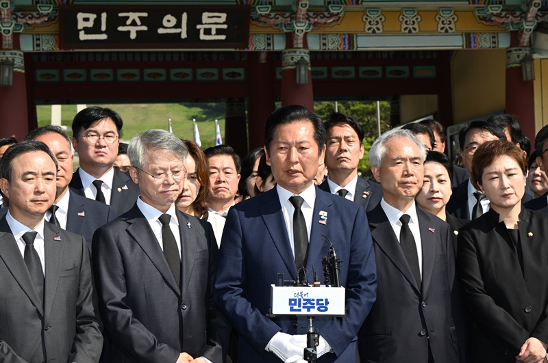 정청래 더불어민주당 대표가 5·18민주화운동 46주기인 18일 오전 광주 북구 운정동 국립5·18민주묘지를 찾아 참배하고 민주의문 앞에서 기자회견을 하고 있다. / 뉴시스