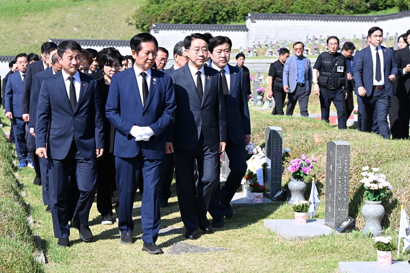 정청래 더불어민주당 대표를 비롯한 당 지도부가 5·18민주화운동 46주기인 18일 오전 광주 북구 운정동 국립5·18민주묘지를 찾아 참배하고 있다. / 뉴시스