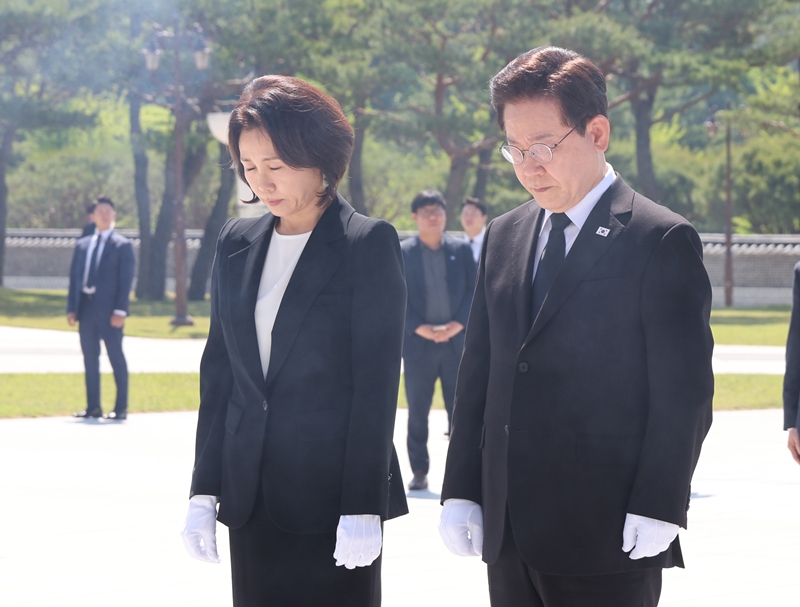 이재명(오른쪽) 대통령과 김혜경 여사가 18일 오전 광주 북구 운정동 국립5·18민주묘지를 찾아 오월 영령에 묵념하고 있다. / 뉴시스