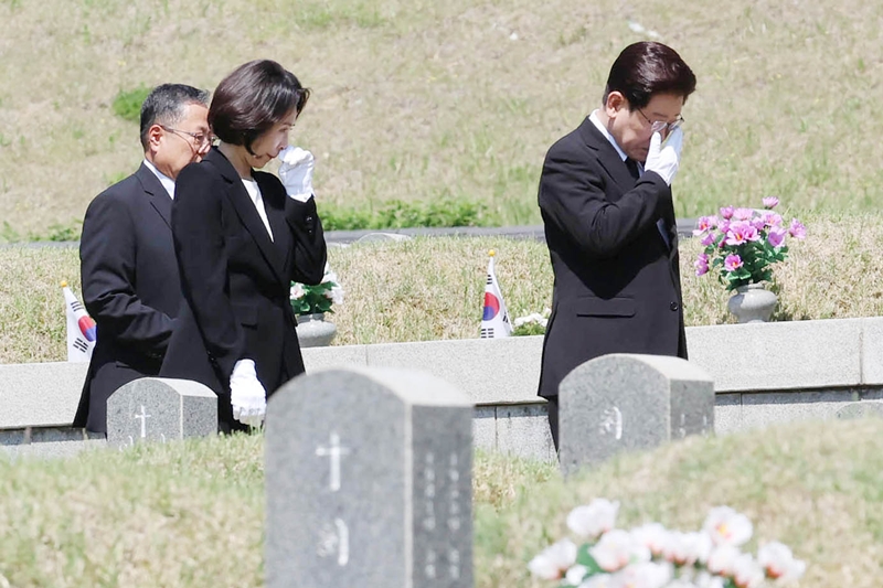 이재명 대통령과 김혜경 여사가 18일 광주 북구 국립5·18민주묘지에서 눈물을 닦으며 이동하고 있다. / 뉴시스