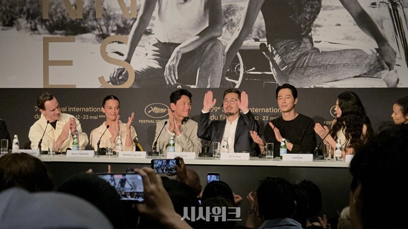 제79회 칸 국제영화제 경쟁부문 공식 기자회견이 열렸다. ‘호프’의 주역들이 참석해 영화에 관한 다양한 이야기를 들려줬다. (왼쪽부터)마이클 패스벤더·알리시아 비칸데르·마이클 패스벤더·황정민·나홍진 감독·조인성·정호연·테일러 러셀. / 칸(프랑스)=이영실 기자