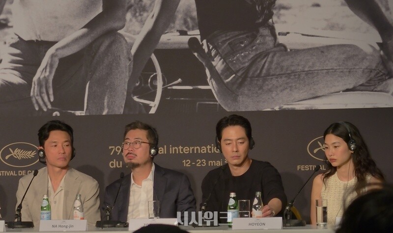 취재진의 질문에 답하고 있는 (왼쪽부터)황정민·나홍진 감독·조인성·정호연. / 칸(프랑스)=이영실 기자