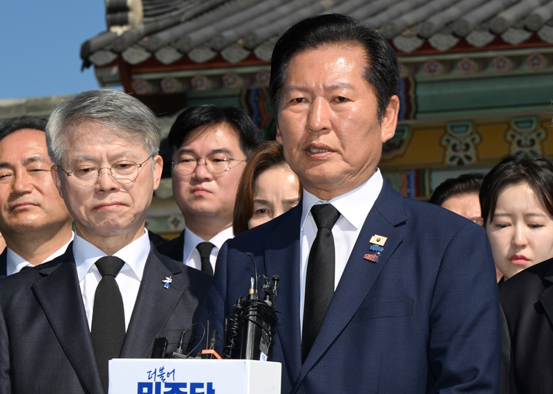 정청래 더불어민주당 대표가 경기 평택을 국회의원 재선거와 관련한 범여권 단일화 가능성에 대해 여지를 남기는 발언을 했다. 사진은 정 대표가 지난 18일 광주 북구 운정동 국립5·18민주묘지를 찾아 참배하고 민주의문 앞에서 기자회견을 하고 있는 모습. / 뉴시스