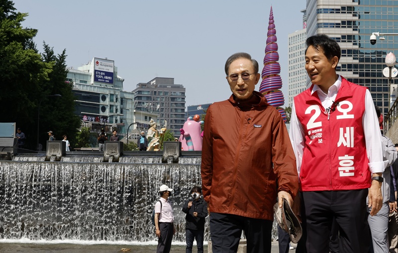 오세훈 국민의힘 서울시장 후보는 ‘스승의 날’이었던 지난 15일 이명박 전 대통령과 함께 청계천을 걸으며 환담을 나눴다. / 뉴시스