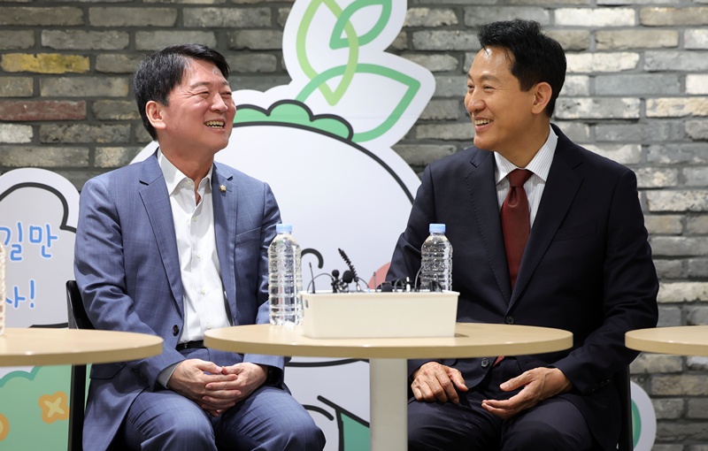 오세훈 국민의힘 서울시장 후보는 지난 18일 같은당 안철수 의원과 함께 청년취업사관학교 영등포캠퍼스를 찾아 취업 준비생들과 대화를 나눴다. / 뉴시스