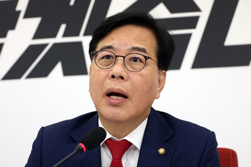 18일 송언석 국민의힘 원내대표는 현안 관련 기자간담회 이후 기자들과 가진 티타임을 가졌다. 이 자리에서 송 원내대표는 장동혁 당대표가 5·18기념식 참석했다는 기자의 말에 ”모르지, 어떤 상활 생길지. 그래서 난 더러워서 안 간다“라고 말한 것으로 알려졌다. / 뉴시스