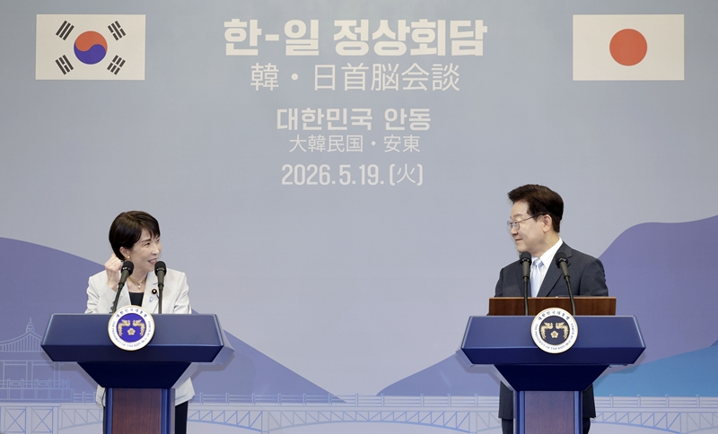 이재명 대통령과 다카이치 사나에 일본 총리가 19일 경북 안동시 한 호텔에서 한일 공동언론발표를 하고 있다. / 뉴시스