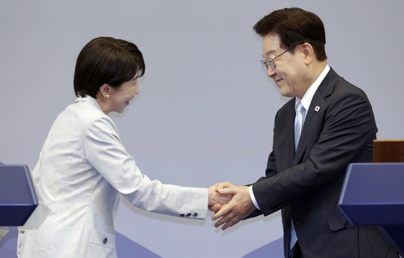 이재명 대통령과 다카이치 사나에 일본 총리가 19일 경북 안동시 한 호텔에서 한일 공동언론발표를 마치고 악수하고 있다. / 뉴시스