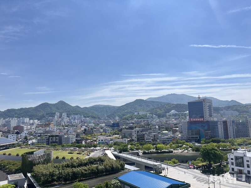 국가데이터처 ‘인구동향조사’에 따르면, 지난해 광주의 청년 순이동률은 –2.2%로 전국 특광역시 중 가장 낮았다. 사진은 광주 금남로 전일빌딩에서 바라본 광주 전경 / 광주=김윤혁 기자