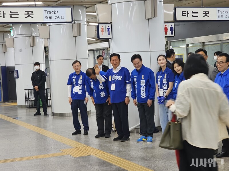 정청래 더불어민주당 대표가 21일 서울 동작구에 위치한 서울 지하철 7호선 장승배기역에서 류삼영 동작구청장 후보와 함께 출근길 인사를 하고 있다. / 전두성 기자