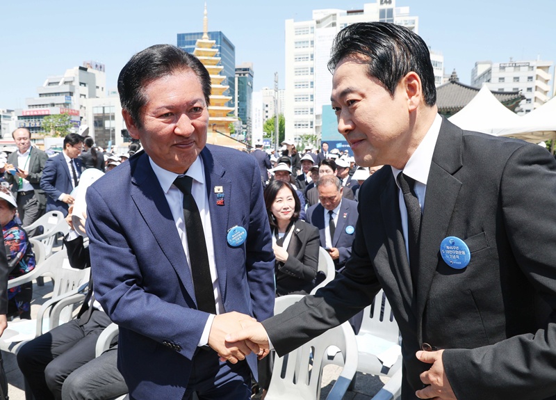 6·3 지방선거와 함께 치러지는 국회의원 재·보궐선거 공식 선거운동이 21일 시작됐다. 민주당 우세 흐름 속에서도 경기 평택을과 부산 북구갑, 대구 달성군 등이 격전지로 떠오르며 여야 모두 총력전에 나서는 모습이다. / 뉴시스