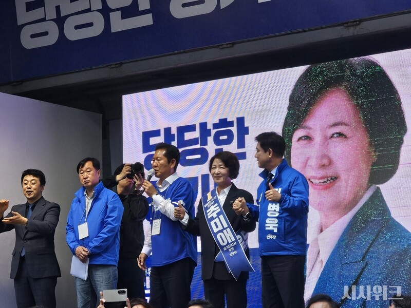 정청래 더불어민주당 대표가 21일 경기 성남을 찾아 추미애 경기지사 후보와 김병욱 성남시장 후보 지원 유세를 하고 있다. / 성남=전두성 기자