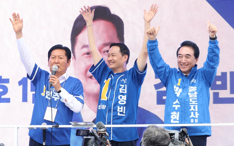 정청래 더불어민주당 대표가 21일 충남 공주 산성시장을 찾아 김영빈 국회의원 보궐선거 공주·부여·청양군 후보, 박수현 충남지사 후보와 지지를 호소하고 있다. / 뉴시스
