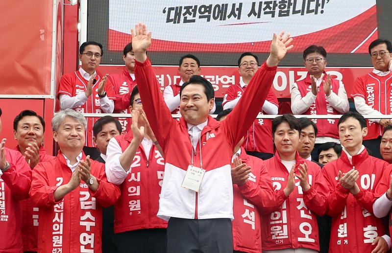 장동혁 대표는 태평오거리에서 출근길 유세를 진행한 뒤 대전역으로 이동해 ‘대전 시민의 승리 출정식’에 참석했다. 사진은 장동혁 대표가 대전 동구 대전역 서광장에서 열린 대전 지역 후보 합동 출정식에서 유권자들에게 인사하는 모습. / 뉴시스