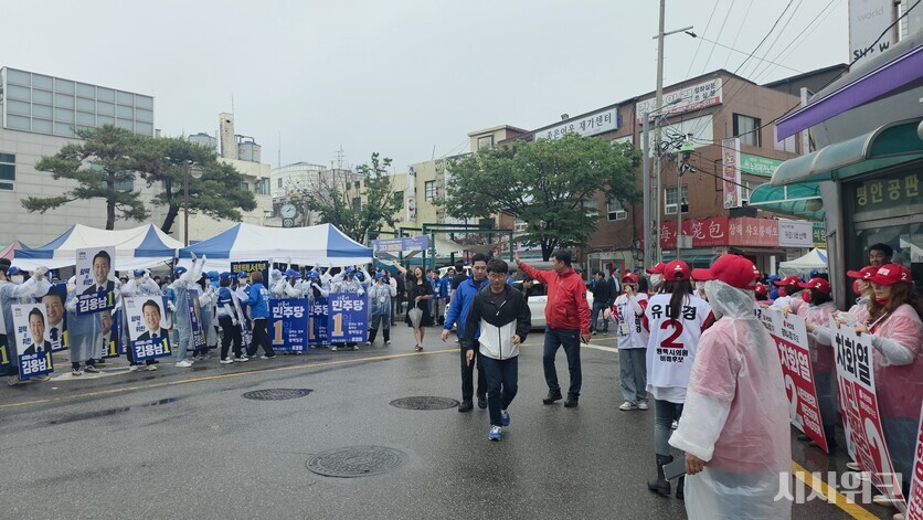 세 후보가 같은 장소에서 유세를 펼치다 보니 차량이 엉키는 혼선이 빚어졌다. / 평택=김소은 기자