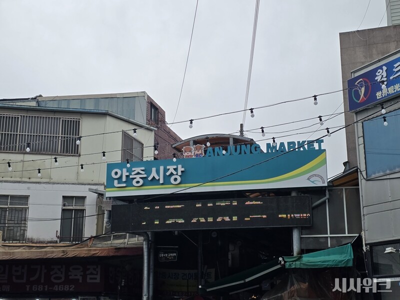 평택 서부의 중심지인 안중시장이 21일 선거 유세 열기로 뜨겁게 달아올랐다. / 평택=김소은 기자