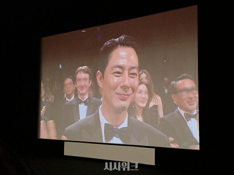 영화 공개 후 쏟아진 박수에 화답하고 있는 조인성. / 칸(프랑스)=이영실 기자