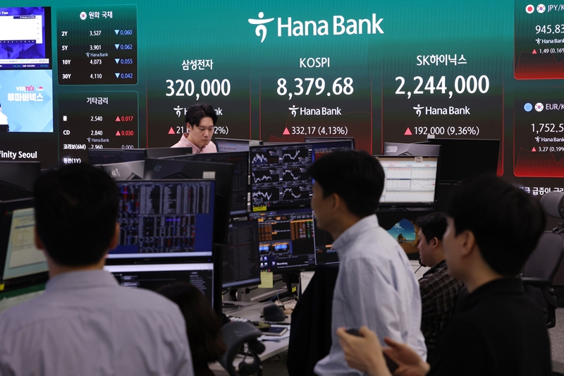 27일 코스피는 전장 대비 181.19포인트(2.25%) 오른 8,228.70에 장을 마쳤다. 사진은 하나증권 딜링룸 / 뉴시스