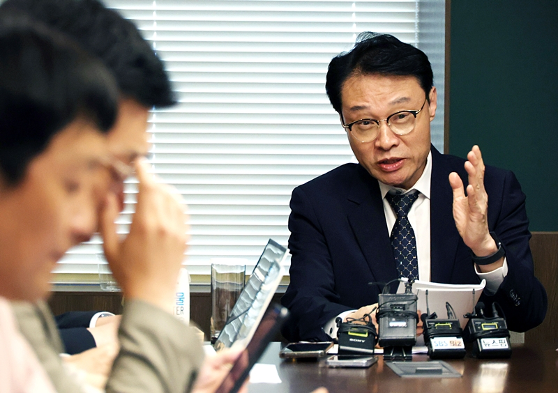 이재명 대통령이 SNS를 통해 직접 소통에 나서는 것에 대해서도 이 수석은 긍정적으로 평가했다. 이러한 소통 방식이 브리핑과 같은 기존의 방식과 상호보완적인 관계로 볼 수 있다고 설명하면서다. /뉴스핌·이투데이 공동제공