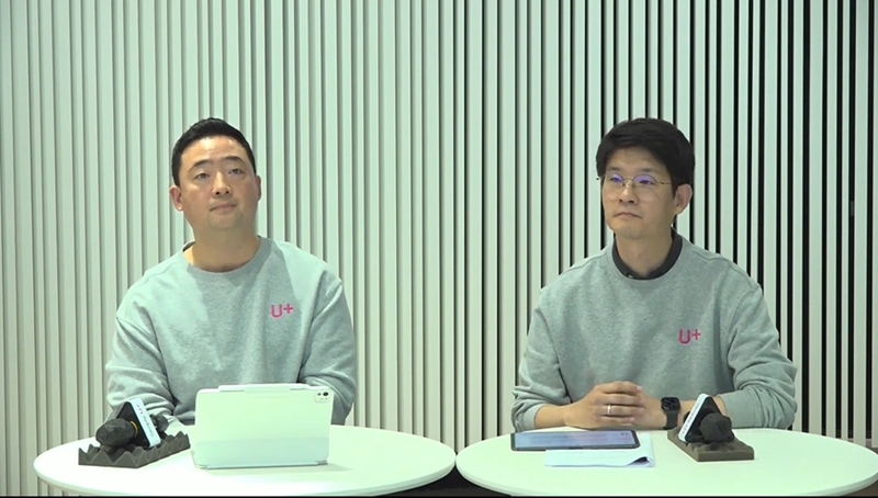 사진은 (왼쪽부터) 강진욱 모바일/디지털사업그룹장, 장준영 LG유플러스 마케팅그룹장(상무)이 온라인 기자간담회에 참석한 모습. / LG유플러스 유튜브 중계 화면