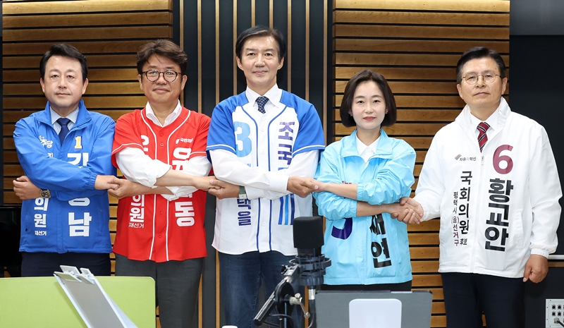경기 평택을 국회의원 재선거에서의 범여권 단일화가 사실상 무산됐다. 사진은 평택을에 출마하는 국회의원 후보자들이 지난 27일 서울 양천구 목동 CBS에서 열린 박재홍의 한판승부 평택을 후보자 초청 토론회에서 기념 촬영을 하고 있는 모습. 왼쪽부터 더불어민주당 김용남, 국민의힘 유의동, 조국혁신당 조국, 진보당 김재연, 자유와혁신 황교안 후보. / 뉴시스