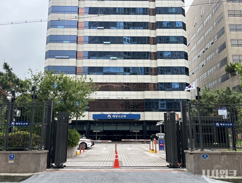 전재수 후보는 과거 해양수산부(해수부) 장관 재임 시절 해수부와 HMM 본사 부산 이전을 강력하게 추진해 성사시킨 경험을 내세우며 ‘능력 있는 행정가’ 이미지를 강조하고 있다. 사진은 부산 동구 수정동에 위치한 해양수산부 건물 모습. / 사진=김윤혁 기자