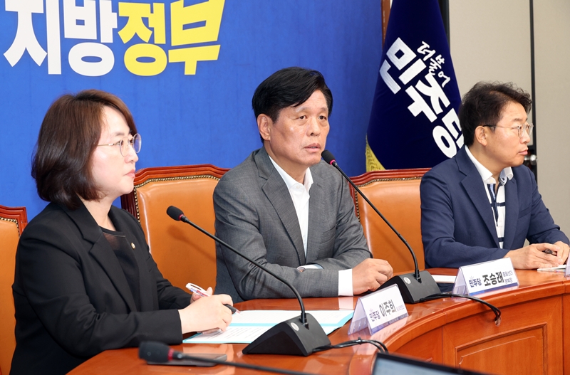 조승래 더불어민주당 총괄선대본부장이 27일 오후 서울 여의도 국회에서 열린 기자간담회에서 발언을 하고 있다. / 뉴시스