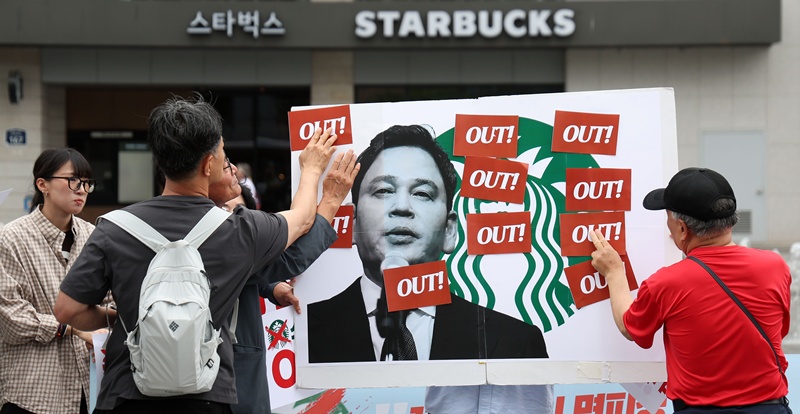 전국민중행동 등 시민단체 관계자들이 27일 서울 종로구 광화문광장에서 스타벅스 불매운동 전국화 발표 기자회견을 열고 정용진 회장과 5.18 민주화운동 연상 부적절 마케팅을 규탄하는 퍼포먼스를 하고 있는 모습이다. / 뉴시스