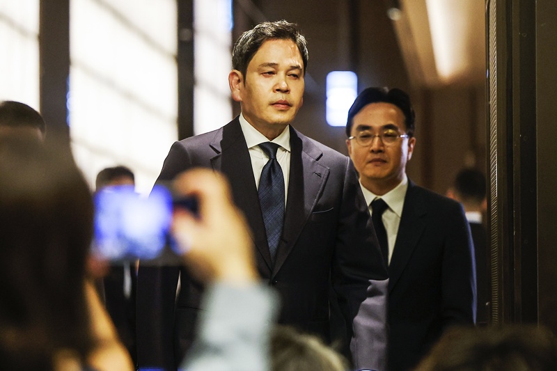 정용진 신세계그룹 회장이 지난 26일 서울 강남구 조선팰리스에서 열린 스타벅스 '탱크데이' 사태 관련 대국민 사과 기자회견에 참석하고 있는 모습이다. / 뉴시스